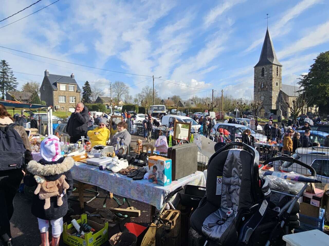 Dans cette commune du Calvados, le fameux vide-greniers du jour des Rameaux lance la saison
