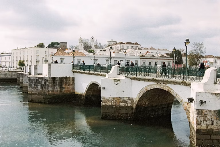 À Tavira, un ancien palais portugais entre oliveraie et plage à découvrir.