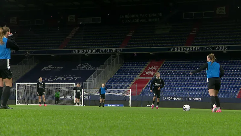 L'entraînement sur la pelouse du stade Michel d'Ornano est essentiel pour s'acclimater avant le quart de finale du 15 mars face au Paris FC.