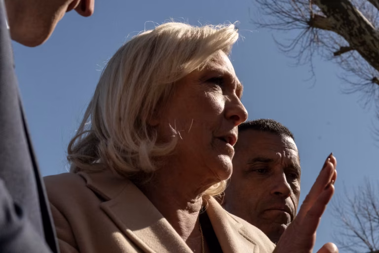Au RN, la ligne « ni droite ni gauche » de Marine Le Pen contestée par Jordan Bardella aux municipales
