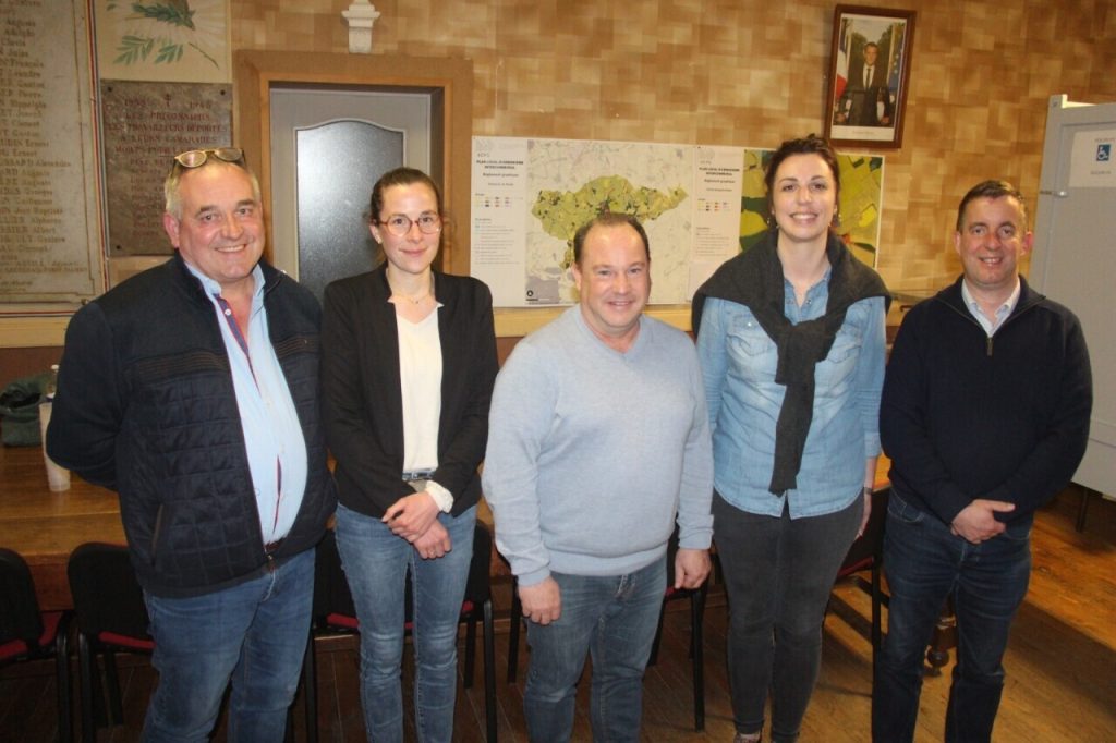 Fraîchement élu, ce maire de la Sarthe réserve une surprise rare lors de l'installation du conseil municipal