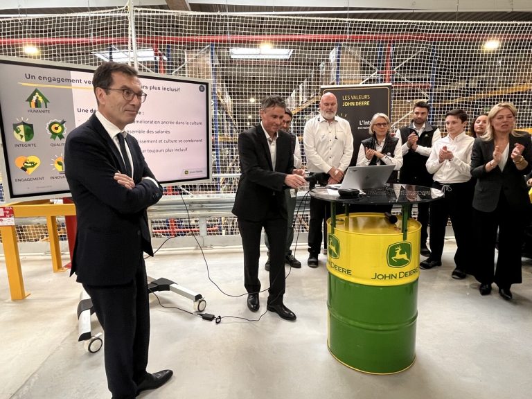 L’usine John Deere, près d'Orléans, séduit le gouvernement par son engagement jugé "exemplaire"