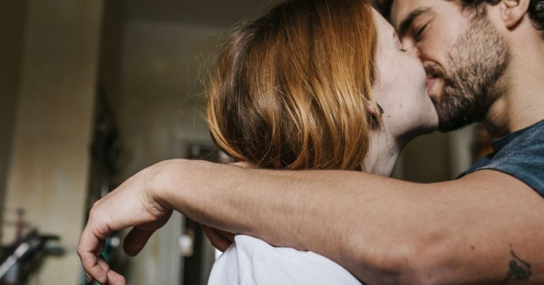 31 % des jeunes hommes estiment que leur partenaire doit "obéir" : attentes des femmes de la génération Z en amour