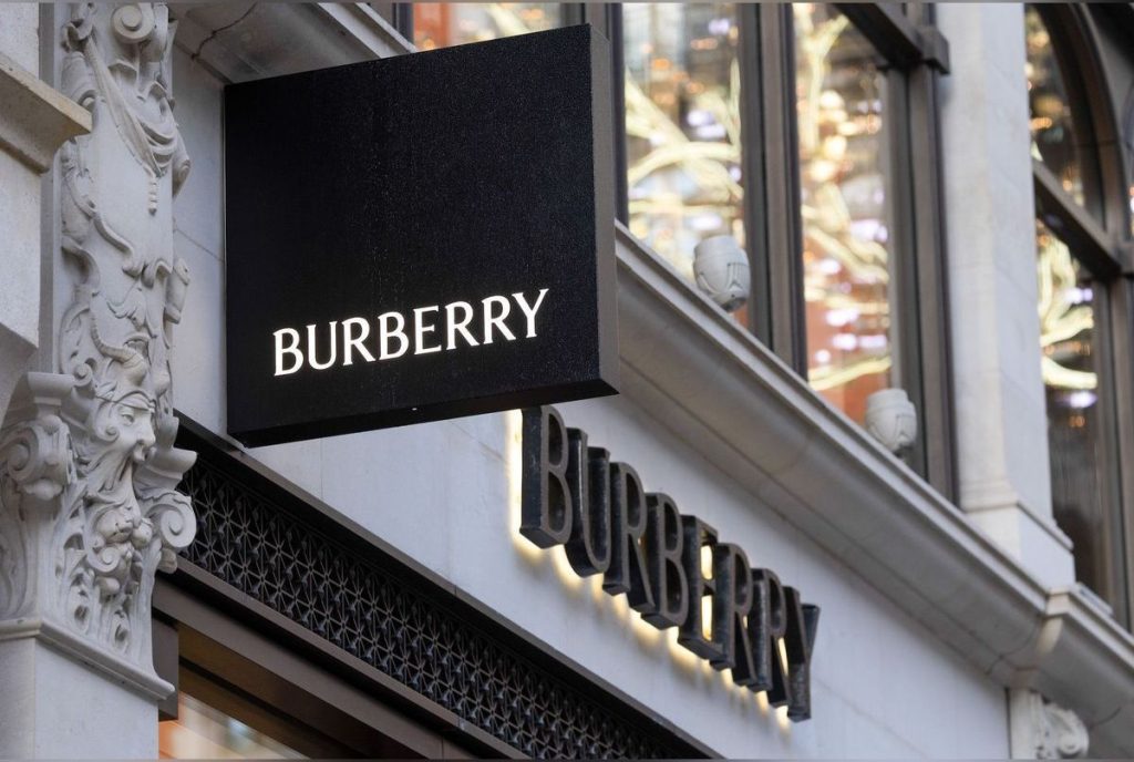 Burberry lance une collection capsule pour le centenaire d’Elizabeth II inspirée de son vestiaire