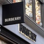 Burberry lance une collection capsule pour le centenaire d’Elizabeth II inspirée de son vestiaire