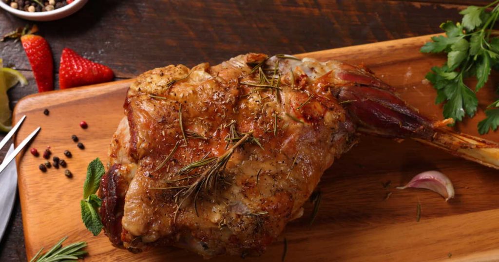 Recette d'agneau pour Pâques : gigot cuit lentement accompagné de crème d'ail
