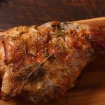 Recette d'agneau pour Pâques : gigot cuit lentement accompagné de crème d'ail