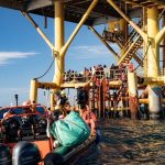 SOS Méditerranée sauve 116 personnes, dont femmes et bébés, sur une plateforme gazière en cyclone