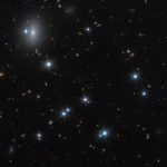 Hold-up cosmique : quatre étoiles révèlent l'existence d'une galaxie invisible