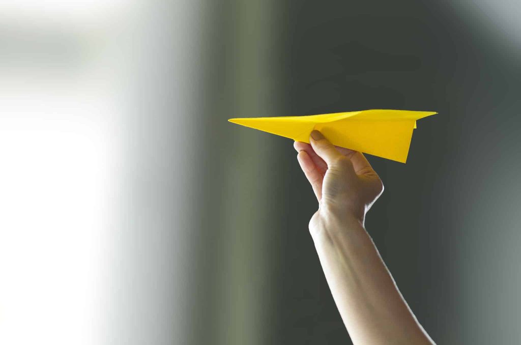 Conséquences d'un avion en papier lâché depuis l'ISS à 400 km d'altitude