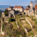 Oubliez la Côte d'Azur : découvrez ce joyau du Jura, l'un des plus beaux villages de France