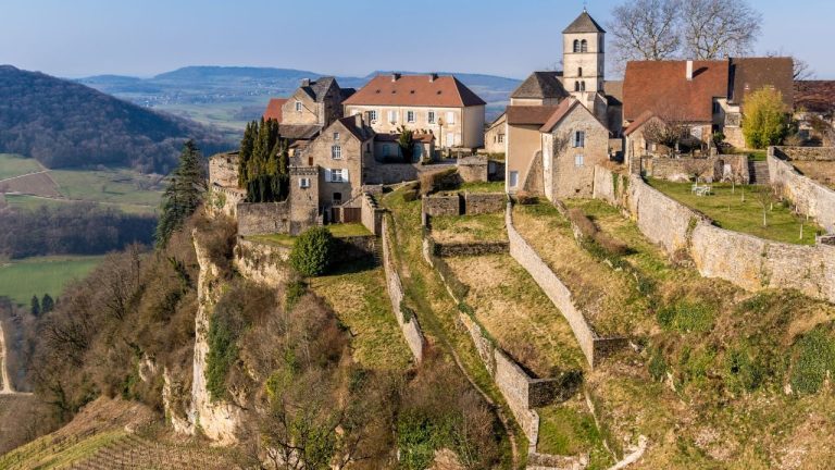 Oubliez la Côte d'Azur : découvrez ce joyau du Jura, l'un des plus beaux villages de France
