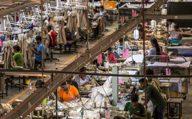 Une ligne de production à Weliveriya, au Sri Lanka.