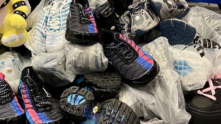 Fausses baskets Nike TN pour enfants saisies par la douane dans les Bouches-du-Rhône, en 2025. (Photo : CMB)