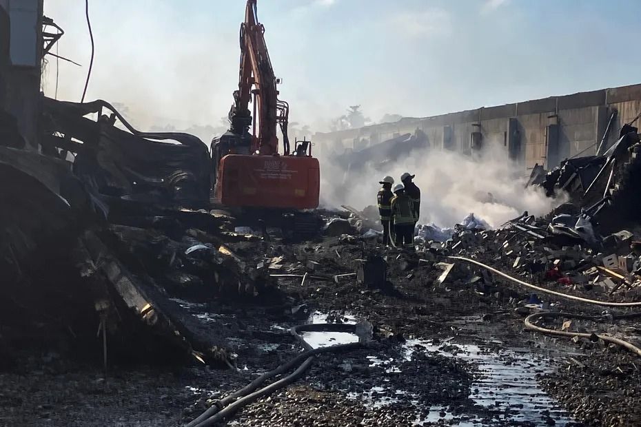 Incendie géant : 50 millions d'euros de dégâts, une cigarette comme piste privilégiée