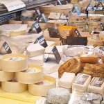 Un marché de produits locaux, incluant fromages, huiles et viandes, s'installe à Orléans