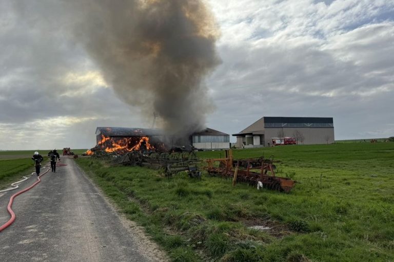 Incendie d'un bâtiment agricole près de l'autoroute A34, zone sensible près de Reims