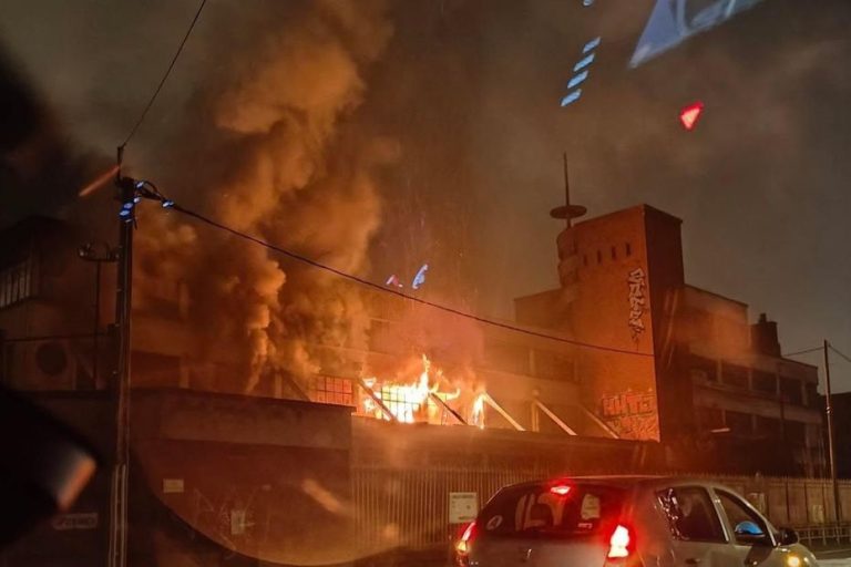 Incendie d'un entrepôt désaffecté près de Rouen, une trentaine de pompiers intervenus