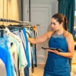 Comment l’IA réduit les invendus dans l’industrie textile