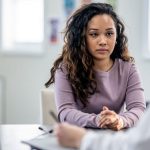 Une jeune femmes dans le cabinet de son médecin.