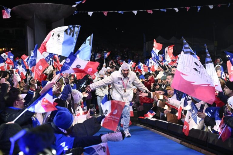 Retour du drapeau paralympique en France : l'Équipe de France célébrée à Chamrousse