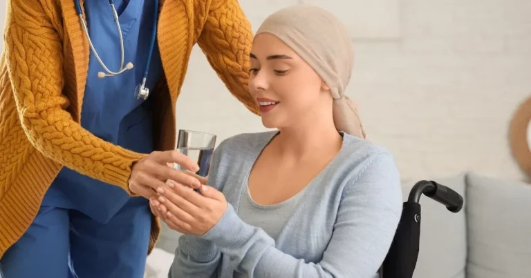 À 24 ans, un kyste ovarien révèle un cancer après des symptômes ignorés