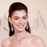 Anne Hathaway révèle son astuce pour un lifting express sans chirurgie avant une cérémonie