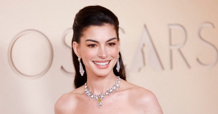 Anne Hathaway révèle son astuce pour un lifting express sans chirurgie avant une cérémonie