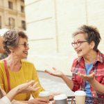 Maintenir des liens sociaux : le déclin cérébral après la retraite, selon une psycho-gérontologue