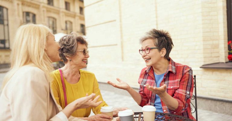 Maintenir des liens sociaux : le déclin cérébral après la retraite, selon une psycho-gérontologue
