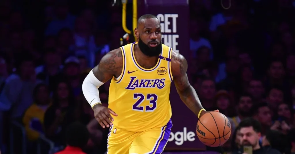 Basket - NBA : LeBron James égalise un record historique de points en saison régulière