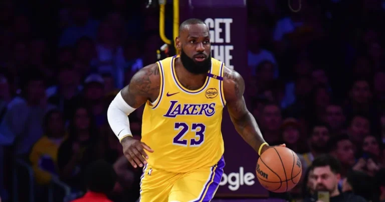 Basket - NBA : LeBron James égalise un record historique de points en saison régulière