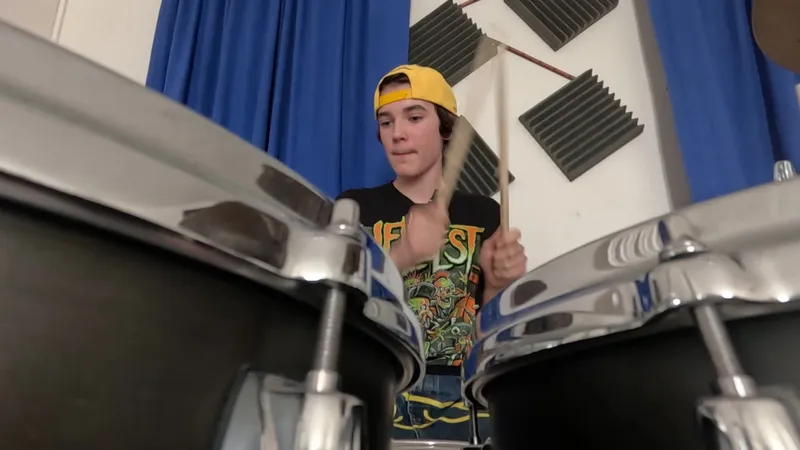 Lino devant son instrument de prédilection