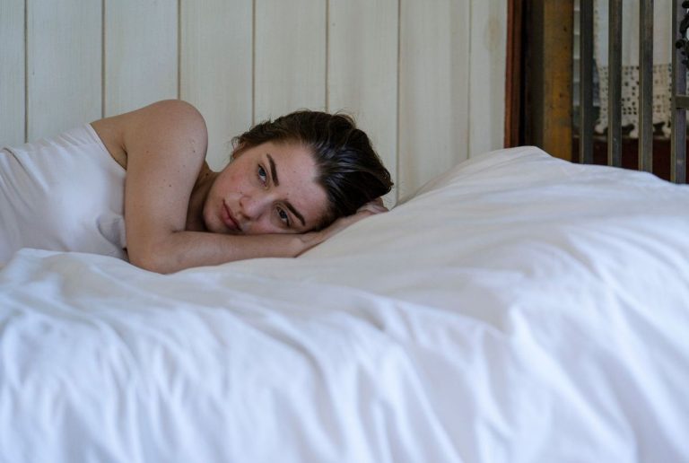 Clinophilie : quand le lit se transforme en refuge ou en prison, selon une psy