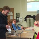 Ambiance sereine dans les bureaux de vote pour les élections municipales 2026 : un votant fidèle depuis 50 ans