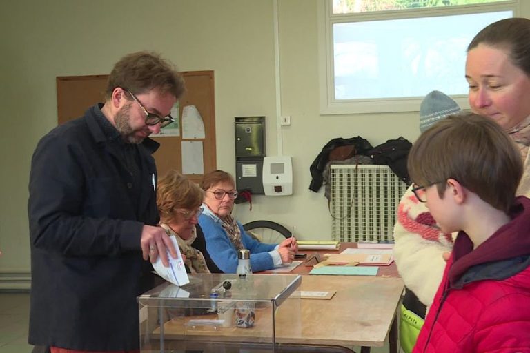 Ambiance sereine dans les bureaux de vote pour les élections municipales 2026 : un votant fidèle depuis 50 ans