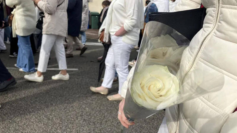 Les proches d'Inès, tuée en décembre 2024, tous habillés de blancs pour cette marche blanche organisée ce samedi 7 mars 2026