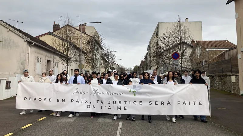 Marche blanche vers la cité judiciaire de Limoges en hommage à Inès, tuée en décembre 2024.