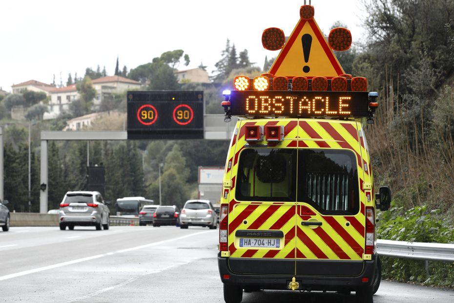 Un camping-car en feu avec trois personnes à bord : l'autoroute A8 fermée plus d'une heure