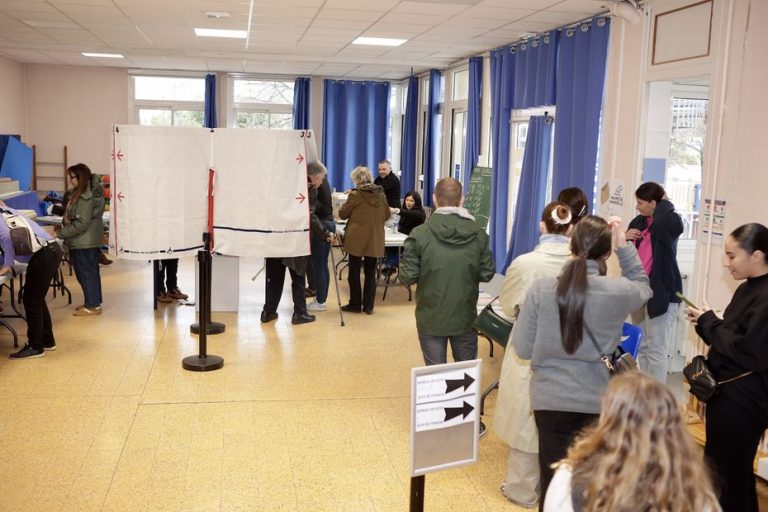 Résultats 1er tour municipales 2026 Yvelines : réélection du maire de Versailles, Karl Olive à Poissy