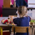 Animateur périscolaire suspendu pour comportement inapproprié, familles préoccupées par la communication