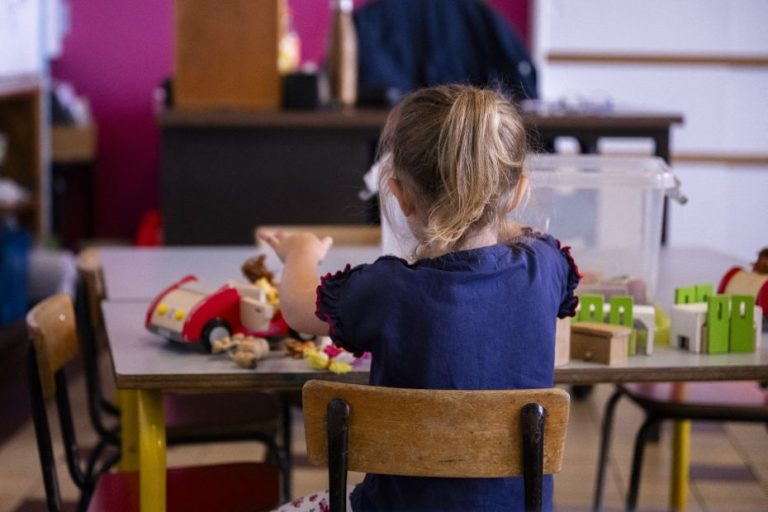 Animateur périscolaire suspendu pour comportement inapproprié, familles préoccupées par la communication