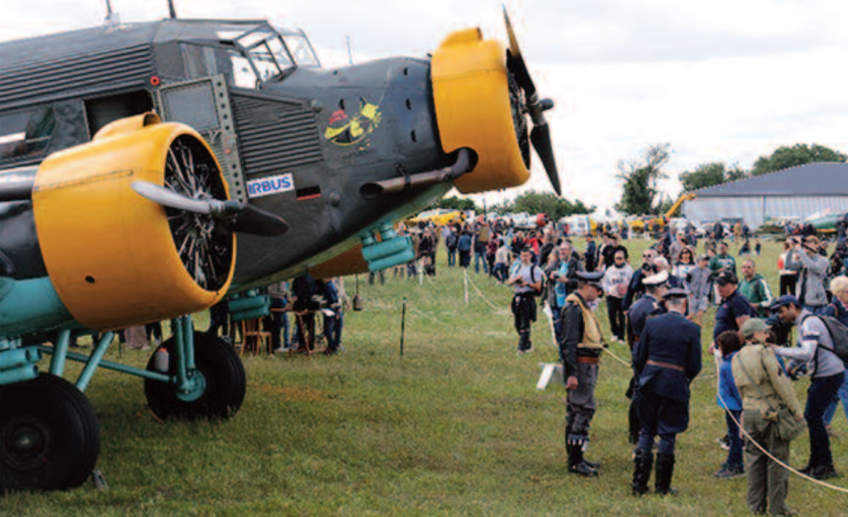 En Essonne, le Temps des Hélices célèbre l'aviation militaire française lors d'une fête aérienne