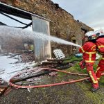 Incendie dans une grange avec matières inflammables : intervention complexe des pompiers, famille relogée