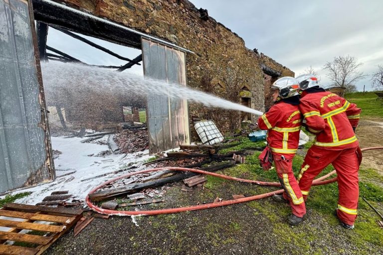 Incendie dans une grange avec matières inflammables : intervention complexe des pompiers, famille relogée