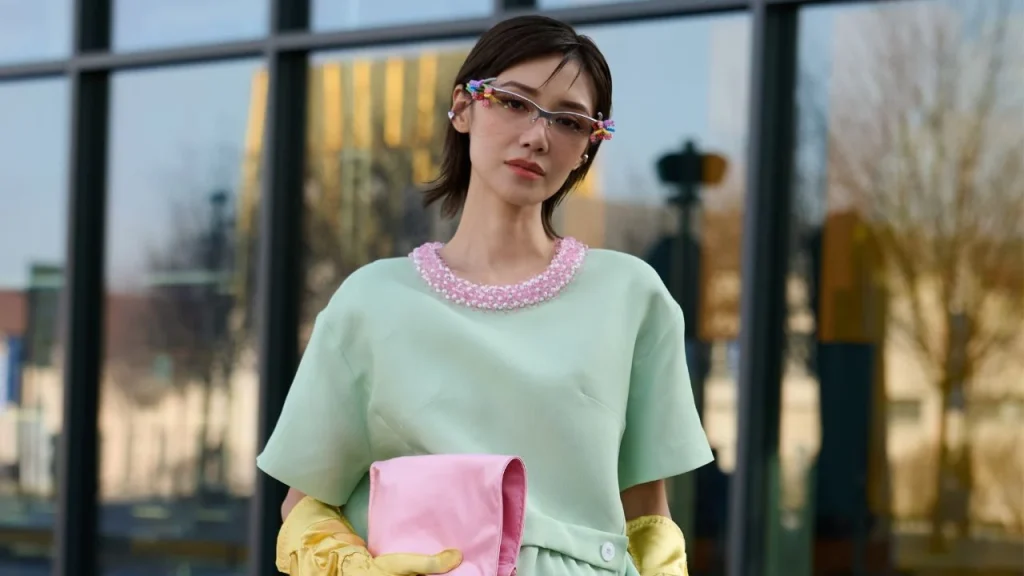 Cette couleur de sac, ni marron ni noir, s'impose comme tendance pour le printemps-été