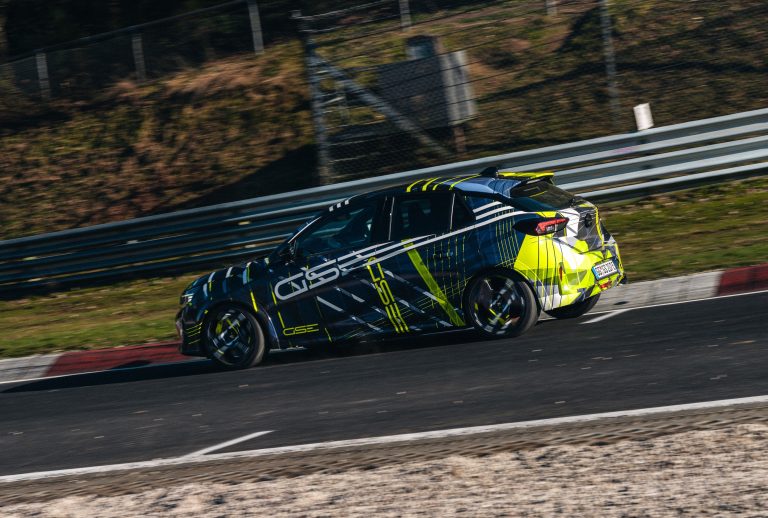 Opel Corsa GSE : test de la future petite sportive électrique sur le circuit du Nürburgring