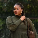 Oubliez la ceinture : cet accessoire tendance transforme le look avec un jean