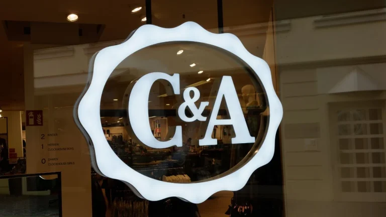 Ce top C&A à moins de 20 euros remplace le t-shirt blanc pour une allure chic
