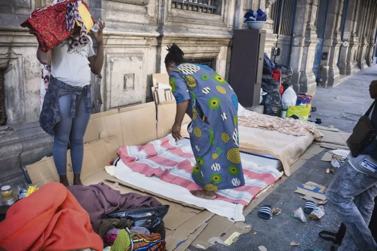 « J’ai perdu mon bébé après des heures d’attente : femmes enceintes sans domicile, réalité de la rue »
